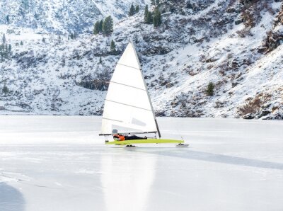 Fototapete Originelles Segelboot auf Eis