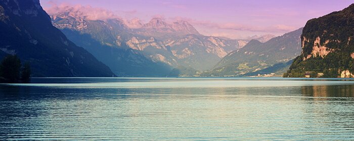 Fototapete Panorama der Berge vom Seespiegel aus gesehen