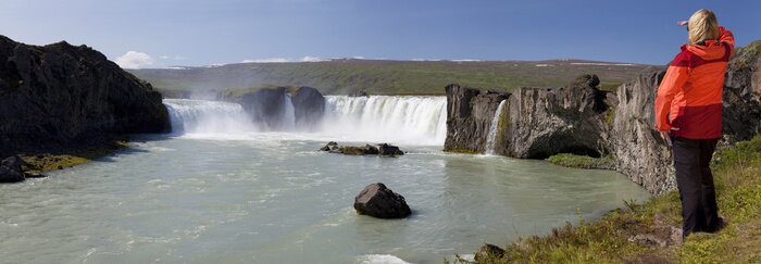 Fototapete Panorama of Woman Hiker Blick in Godafoss Wasserfall, Island