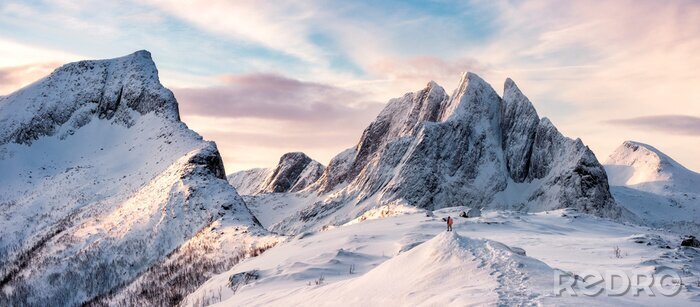 Fototapete Panorama schneebedeckter Berge mit einem Mann auf dem Gipfel
