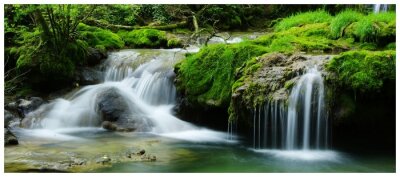 Fototapete Panorama von Grün und Wasserfällen