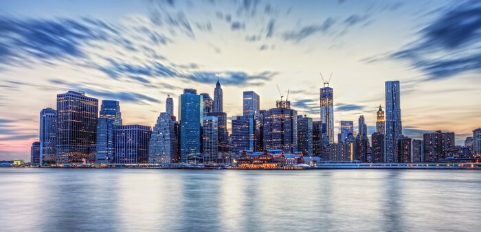 Fototapete Panorama von New York City und Wolken in Bewegung