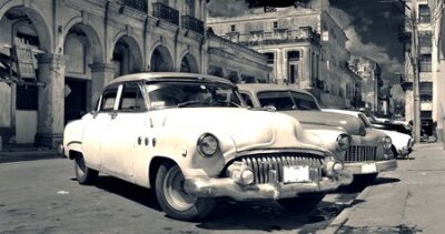 Fototapete Panoramic view of shabby old havana street with vintage classic american cars