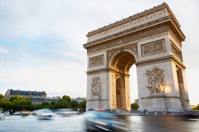 Paris und Arc de Triomphe am Nachmittag
