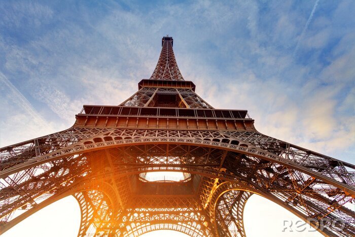 Fototapete Paris und Eiffelturm aus Froschperspektive