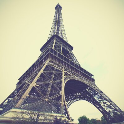 Paris und Eiffelturm in Grau