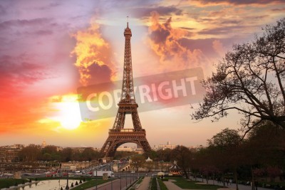 Fototapete Paris und Eiffelturm vor dem Hintergrund des Sonnenuntergangs