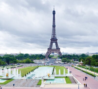 Pariser Architektur am farbenfrohen Park