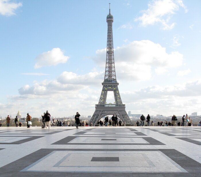 Fototapete Pariser Architektur vor dem Hintergrund der Wolken