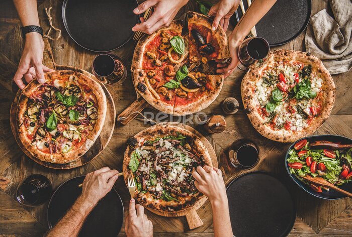 Fototapete Pizzaparty-Draufsicht für ein gemeinsames Essen