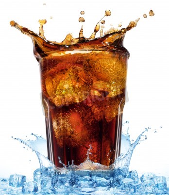 Fototapete Platschen des Getränkes im Glas