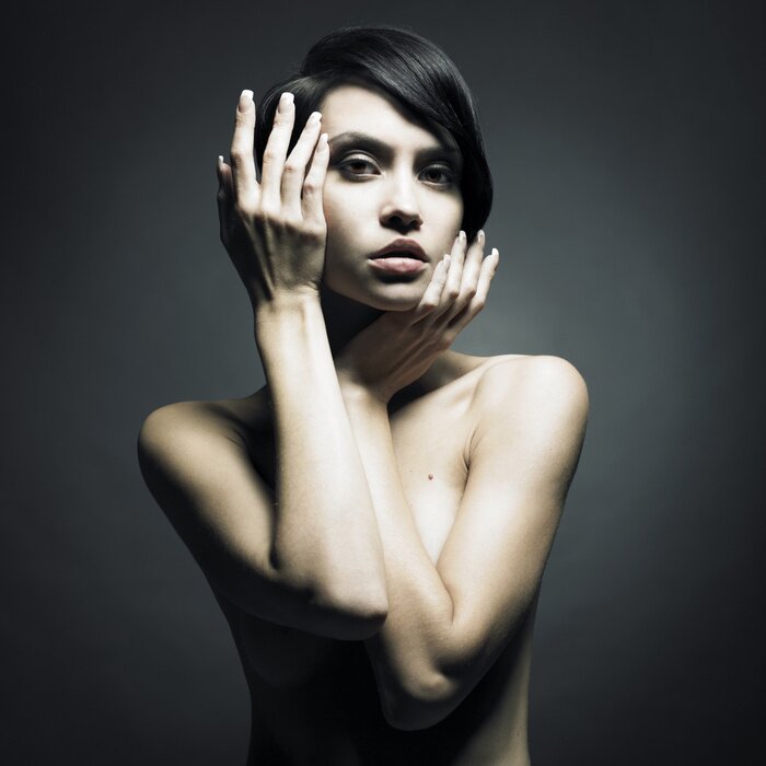 Fototapete Porträt einer Frau auf schwarzem Hintergrund