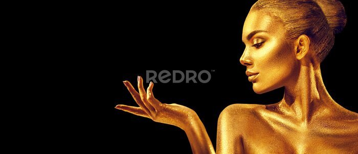 Fototapete Porträt einer Frau in goldenem Ton auf schwarzem Hintergrund