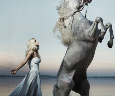 Fototapete Porträt von Frau und grauem Pferd