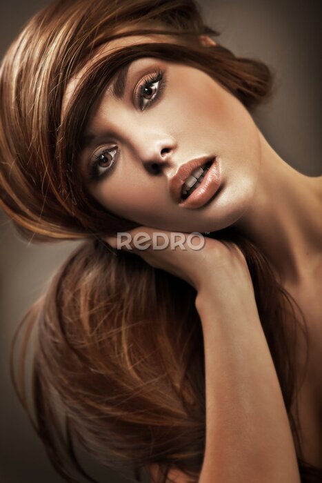 Fototapete Portrait einer jungen Frau mit langen Haaren