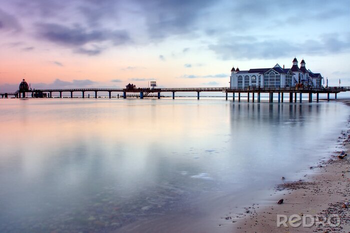 Fototapete Prächtiges Gebäude am Pier
