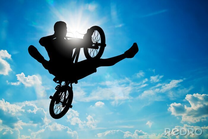 Fototapete Radfahrer mit einem Fahrrad vor dem Hintergrund des Himmels