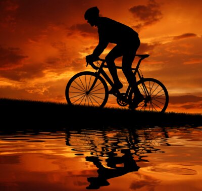 Fototapete Radfahrer vor dem Hintergrund der untergehenden Sonne