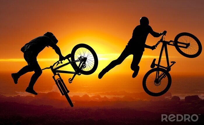 Fototapete Radfahrer vor dem Hintergrund des Sonnenuntergangs