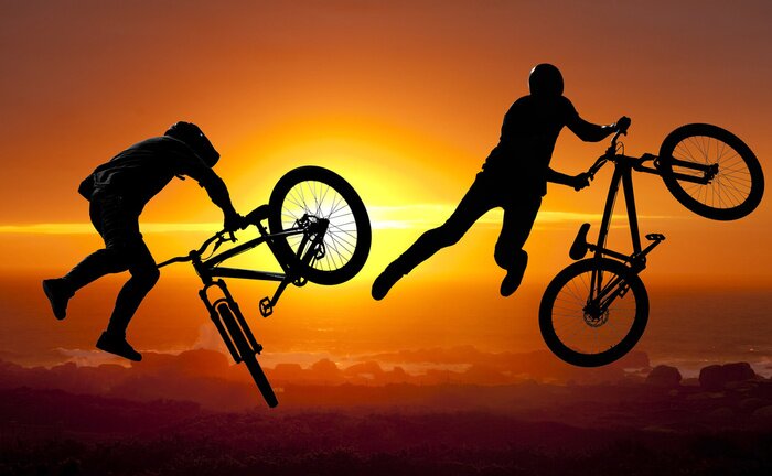 Fototapete Radfahrer vor dem Hintergrund des Sonnenuntergangs