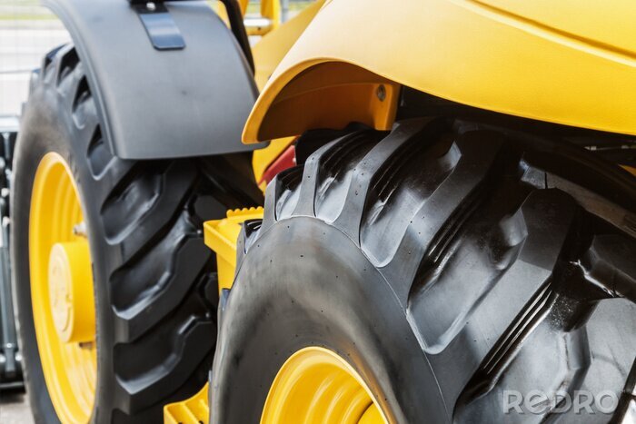 Fototapete Räder eines gelben Traktors
