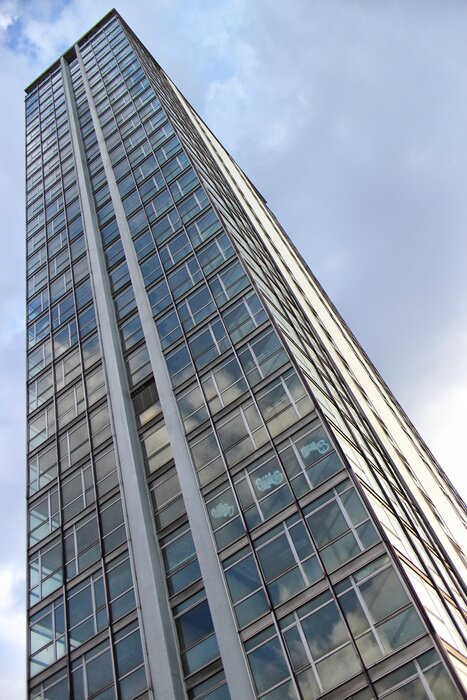 Fototapete Räumliche Aufnahme des Wolkenkratzers