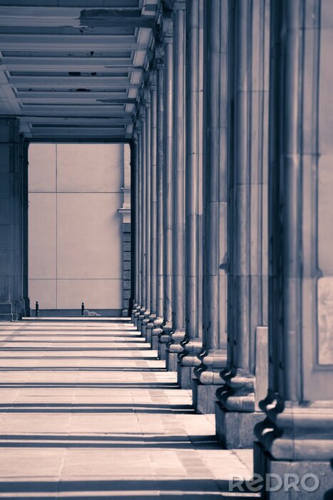Fototapete Räumliche Reihe von Säulen