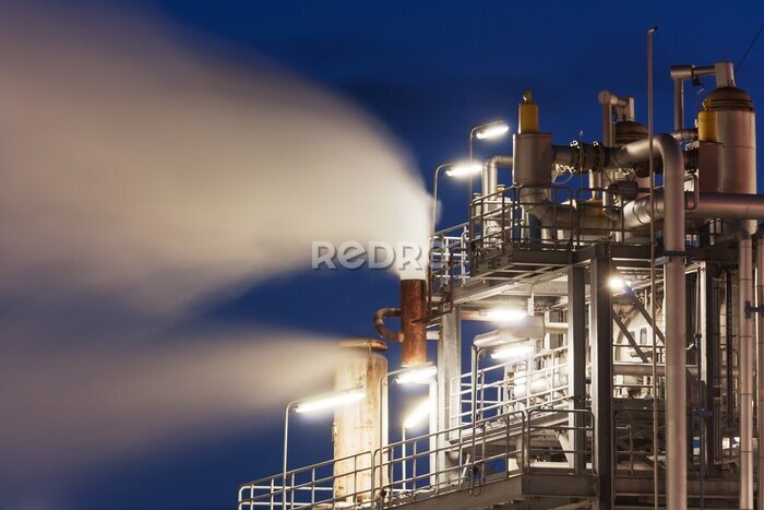 Fototapete Raffinerie mit Wasserdampf bei Nacht