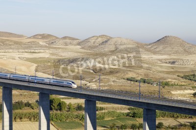 Fototapete Rasender Zug auf hoher Talbrücke
