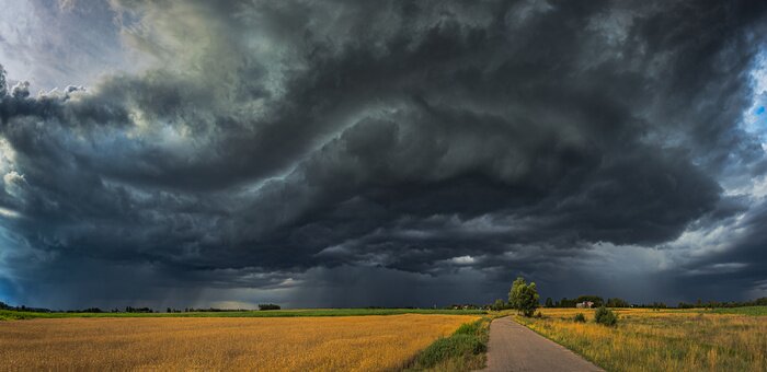Fototapete Regenwolken in der Nähe von einer Straße