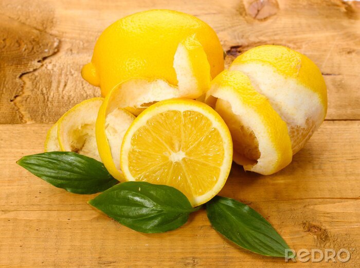 Fototapete reife Zitronen mit Blättern auf Holztisch