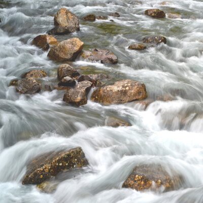 Fototapete Reißender Fluss und Steine