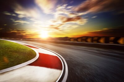 Fototapete Rennstrecke bei Sonnenuntergang