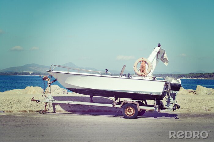 Fototapete Retro-Boot mit Meer im Hintergrund