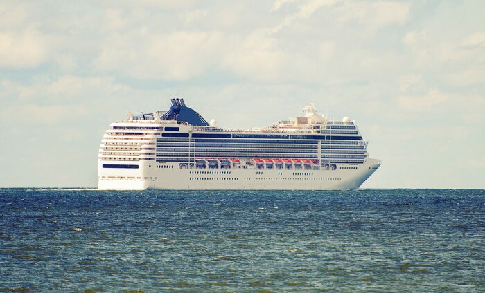 Fototapete Riesiges Kreuzfahrtschiff auf See