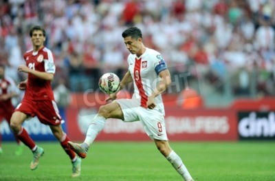Fototapete Robert Lewandowski beim Stoßen des Balls