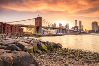Romantischer Sonnenuntergang an der Brooklyn Bridge