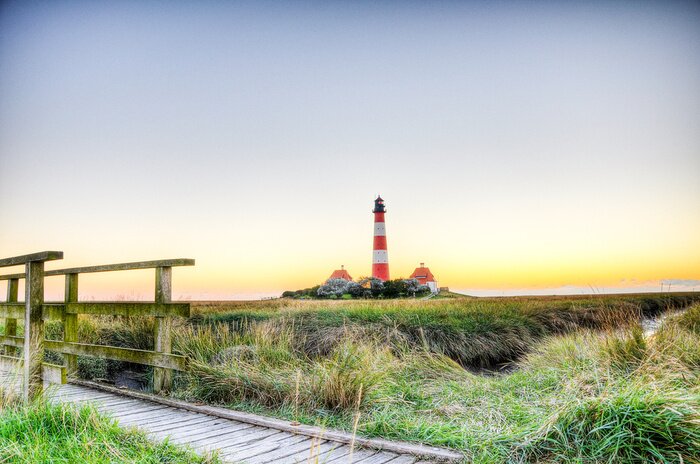 Fototapete Rot-weißer Leuchtturm in der Ferne