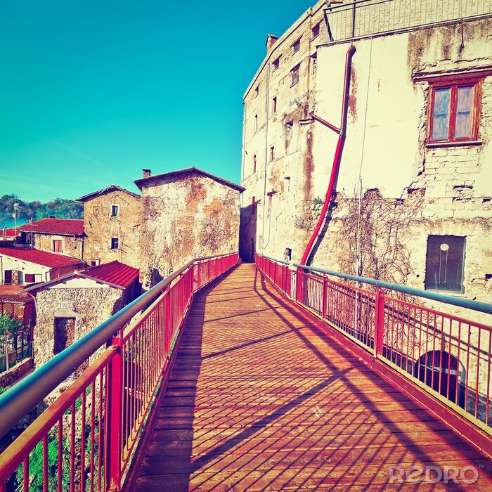 Fototapete Rote Brücke auf den Retro-Gebäuden