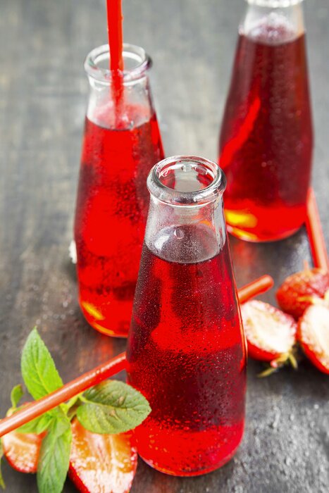Fototapete Rote Getränke in Flaschen