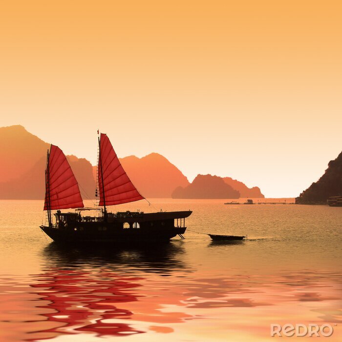 Fototapete Rote Landschaft mit Booten auf Wasser