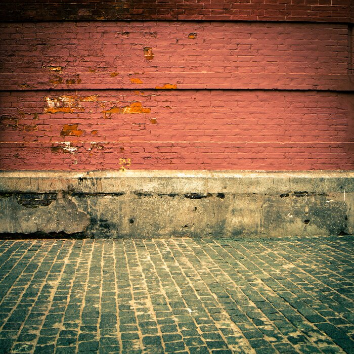 Fototapete Rote Mauer in altem Stadtviertel