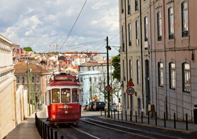 Rote Straßenbahn aus Lissabon