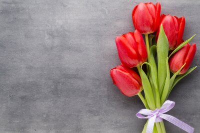 Rote Tulpen auf Beton