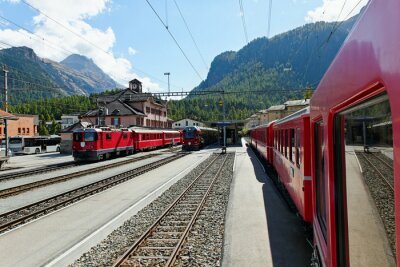 Fototapete Rote Züge in Berglandschaft