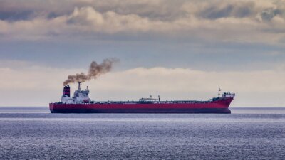 Roter Tanker auf See