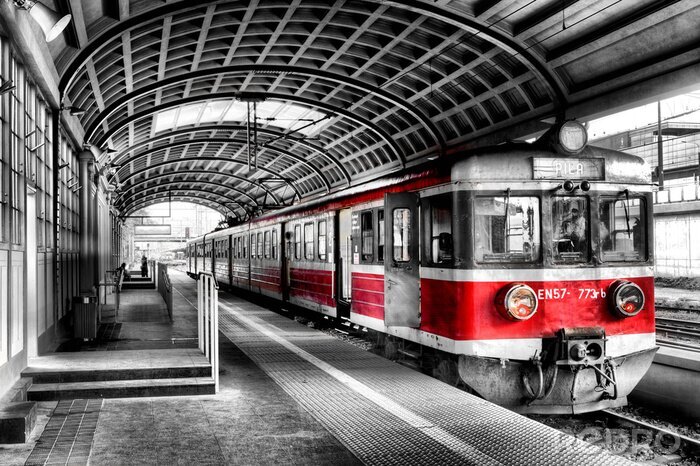 Fototapete Roter Zug auf schwarz-weißem Hintergrund
