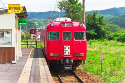Fototapete Roter Zug bei kleiner Bahnstation