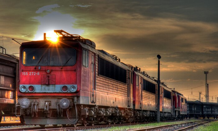 Fototapete Roter Zug bei Sonnenuntergang