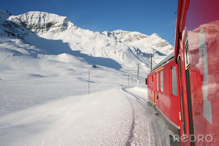 Fototapete Roter Zug im Schnee